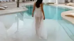 Tiffany Soetanto memamerkan swimsuit putih dipadu dengan kain tile panjang sebagai pakaian yang dikenakan saat pemotretan. (Foto: Instagram/@tiffanysoetanto)