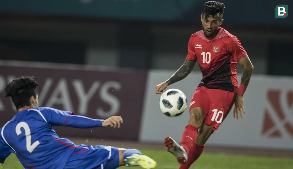 Gelandang Indonesia, Stefano Lilipaly, berusaha membobol gawang Chinese Taipei pada laga Grup A Asian Games di Stadion Patriot, Bekasi, Minggu (12/8/2018). Indonesia menang 4-0 atas Chinese Taipei. (Bola.com/Vitalis Yogi Trisna)