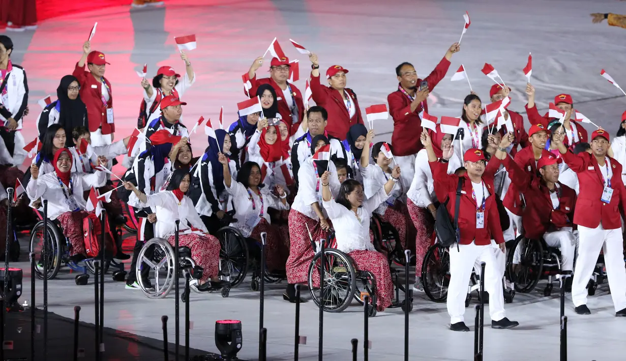 Atlet Para Games Indonesia melakukan defile saat pembukaan Asian Para Games 2018 di Stadion Utama Gelora Bung Karno, Jakarta, Sabtu (6/10). Asian Para Games 2018 berlangsung 6-13 Oktober. (Liputan6.com/Helmi Fithriansyah)