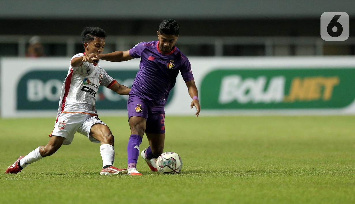 Pemain Borneo FC, M Shiran H Amarullah (kiri) berusaha mengambil bola dari pemain Persik Kediri,  Ibrahim Sanjaya (kanan) dalam pertandingan BRI Liga 1 2021/2022 di Stadion Pakansari, Bogor, Jumat (10/9/2021). Persik Kediri menang tipis atas Borneo FC 1-0. (Bola.com/Ikhwan Yanuar)