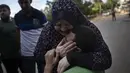 Kerabat bereaksi terhadap kematian seorang pria yang tewas dalam serangan udara Israel yang menghancurkan lantai atas sebuah bangunan komersial di Kota Gaza, Senin (17/5/2021). Tercatat ada 212 warga Palestina kehilangan nyawa di antaranya 61 korban merupakan anak-anak. (AP Photo/Khalil Hamra)