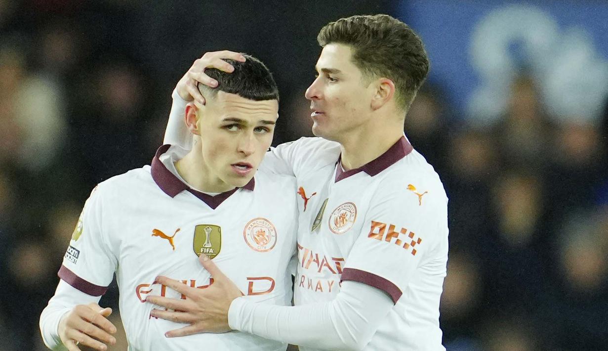 Ada yang berbeda dalam jersey Manchester City saat bertanding melawan Everton dalam laga lanjutan Premier League di Goodison Park, Kamis (28/12/2023). (AP Photo/Jon Super)