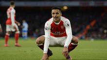 Penyerang Arsenal, Alexis Sanchez, merayakan gol yang dicetaknya ke gawang Bournemouth pada laga Premier League di Stadion Emirates, Inggris, Minggu (27/11/2016). (Reuters/Tony O'Brien)