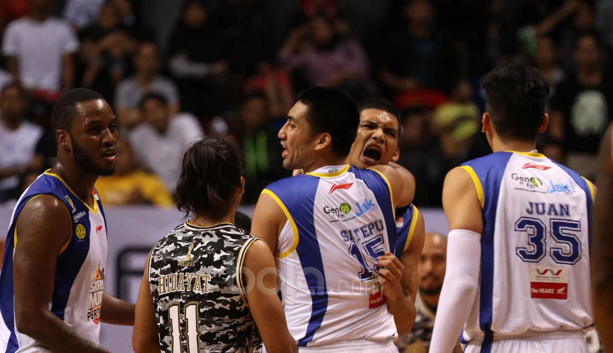 Ekspresi pemain Satria Muda, Kevin Sitorus (2kanan) usai melakukan tembakan tiga poin saat melawan CLS Knights pada laga semifinal IBL di Britama Arena, Kelapa Gading, Jakarta, Minggu (23/4/2017). Satria Muda menang 74-69. (Bola.com/Nicklas Hanoatubun)