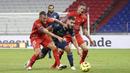 Penyerang Lyon, Mathis Cherki, berebut bola dengan pemain Nimes pada laga lanjutan Liga Prancis di Stadion Groupama, Sabtu (19/9/2020) dini hari WIB. Lyon bermain imbang 0-0 atas Nimes. (AP Photo/Laurent Cipriani)