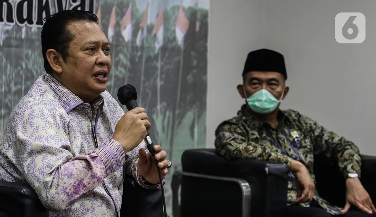 Ketua MPR Bambang Soesatyo (kiri) memberikan paparan disaksikan Menteri Koordinator bidang Pembangunan Manusia dan Kebudayaan Muhadjir Effendy dalam diskusi empat pilar di Kompleks Parlemen, Senayan, Jakarta, Rabu (2/12/2020).  (Liputan6.com/Johan Tallo)
