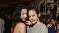 Juria Hartmans dan Pevita Pearce (Sumber: Instagram/milkshakesspeare)