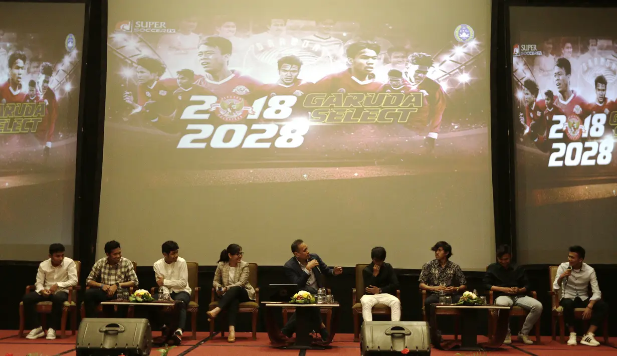 Suasana jumpa pers kedatangan Garuda Select di Hotel Sultan, Jakarta, Jumat (17/5). Garuda Select kembali ke Indonesia usai menjalani pelatihan dan uji coba di Inggris. (Bola.com/Yoppy Renato)