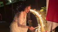 Desainer Migi Rihasalay Nyalakan 1.000 Lilin Sambut Tahun Baru 2026, Simbol Terang dan Harapan