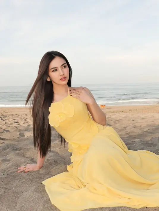 Meski diterpa angin pantai, tampilan rambutnya tetap terlihat stunning dan berkilau. Tak terlihat salt hair yang biasanya terjadi ketika tertiup angin laut yang mengandung garam [@mahaliniraharja]