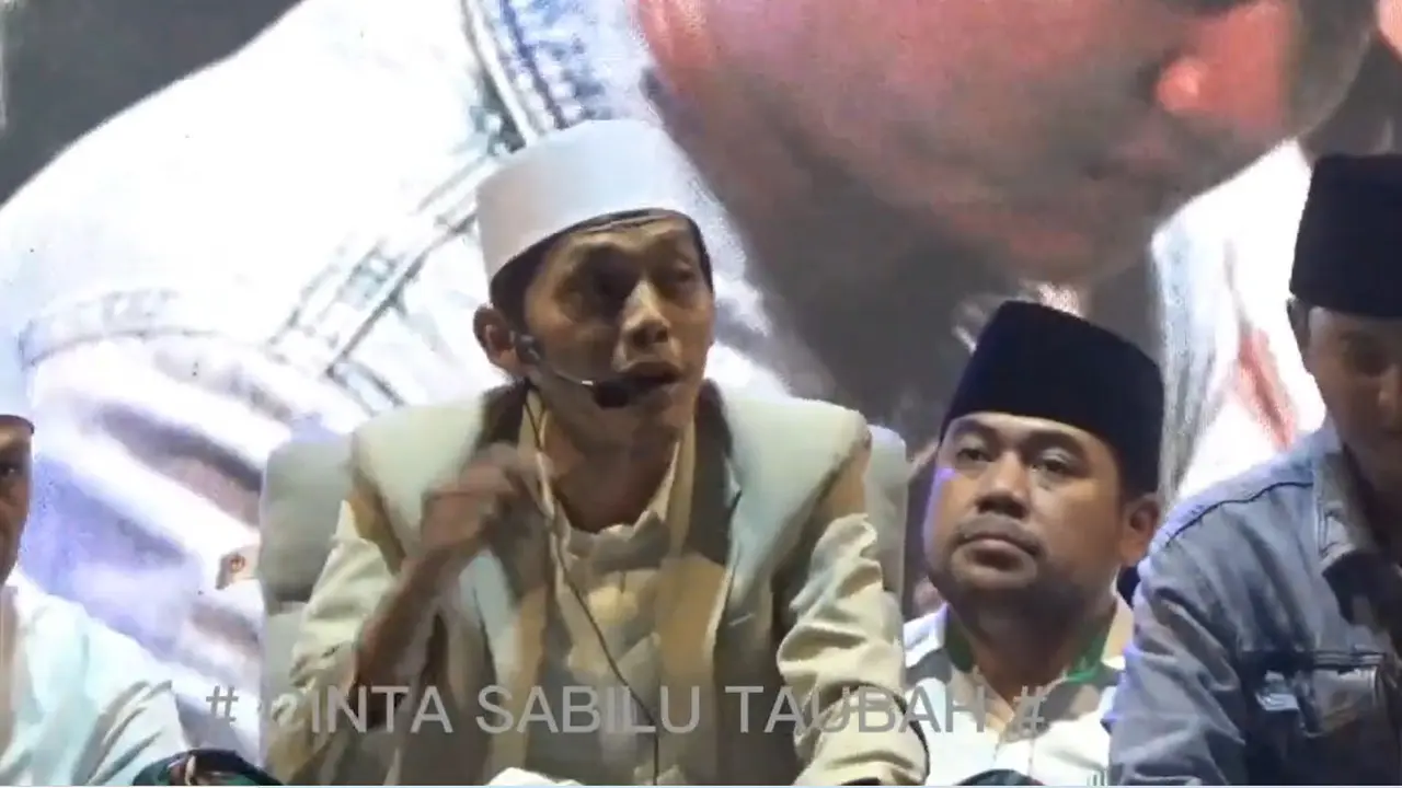Gus Iqdam sedang ngobrol dengan jemaah cilik yang memiliki banyak cita-cita (SS: YT. Cinta Sabilu Taubah)