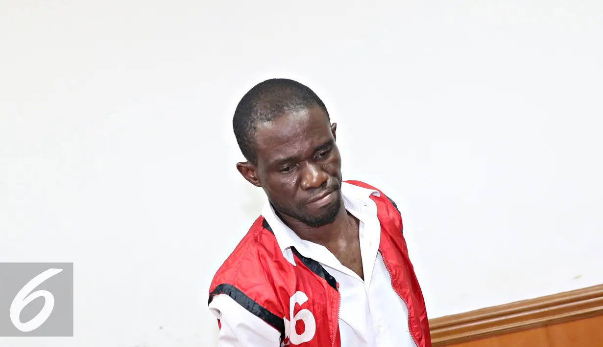 Terdakwa Arinze Petrus Eneh usai menjalani sidang vonis di PN Jakarta Barat, Rabu (11/5).Sidang dengan tuntutan hukuman mati tersebut ditunda hingga minggu depan akibat hakim ketua yang memimpin sidang berhalangan hadir. (Liputan6.com/Immanuel Antonius)