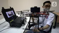 Peneliti LIPI Dr. Edi Kurniawan menunjukkan drone physical distancing di Puspitek Serpong, Banten, Senin (26/10/2020). Drone ini bisa digunakan untuk kebutuhan beragam seperti pada bencana maupun mendeteksi tingkat kemacetan. (merdeka.com/Dwi Narwoko)