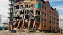 Kondisi Hotel Eva setelah gempa bumi kuat melanda kota Kidapawan di provinsi Cotabato utara, Kamis (31/10/2019). Gempa bumi kembali mengguncang Filipina selatan, kali ini bermagnitudo 6, dan merupakan gempa kuat ketiga dalam bulan ini yang berpotensi menimbulkan kerusakan. (AP/Williamor Magbanua)
