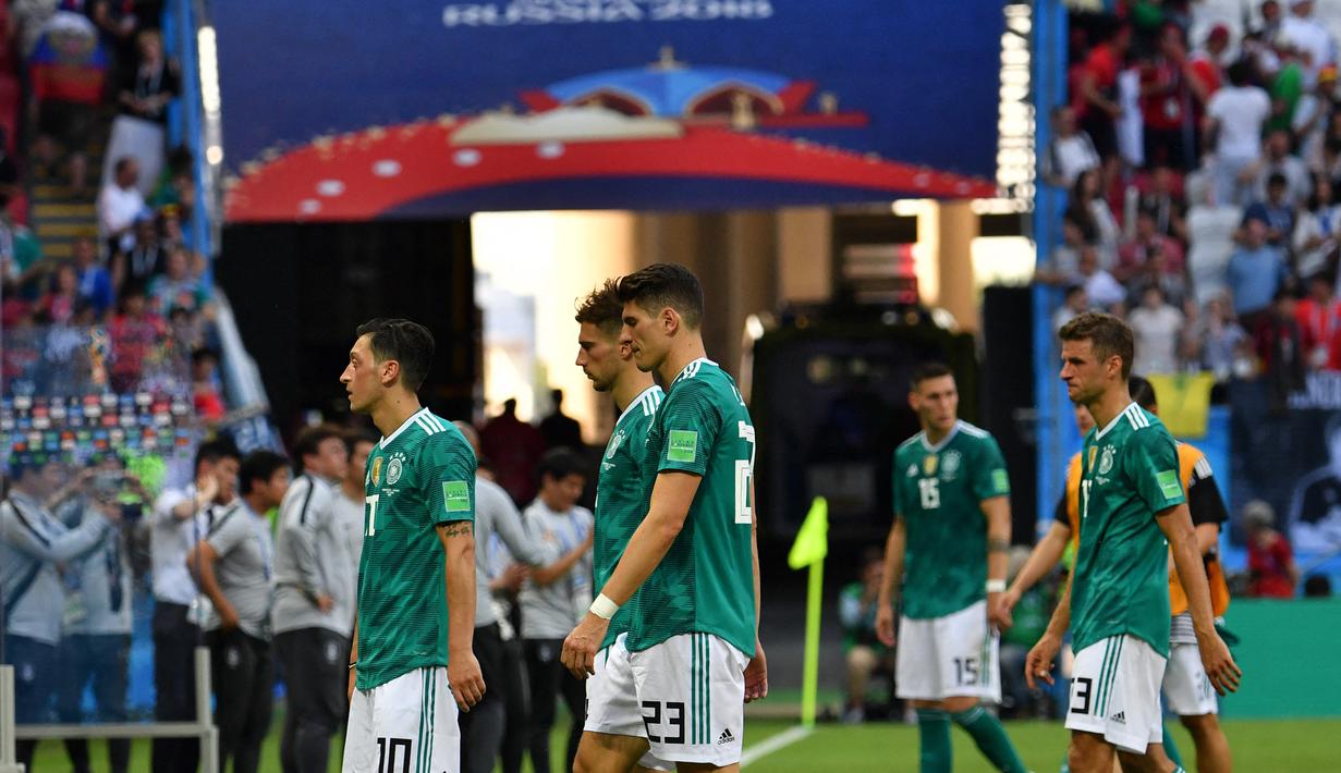 Jerman. Berstatus juara Piala Dunia 2014, Jerman langsung rontok di fase grup Piala Dunia 2018 yang digelar di Rusia. Tergabung di Grup F, Mesut Ozil dkk finis di posisi buncit dengan raihan 3 poin, hasil dari 1 kali menang dan 2 kali kalah sama dengan raihan Korea Selatan di posisi ketiga, namun kalah dalam selisih gol. Satu-satunya kemenangan diraih saat Jerman menang 2-1 atas Swedia pada matchday kedua. Sementara pada matchday pertama dan ketiga Jerman menelan kekalahan 0-1 dari Meksiko dan 0-2 dari Korea Selatan. (AFP/Saeed Khan)