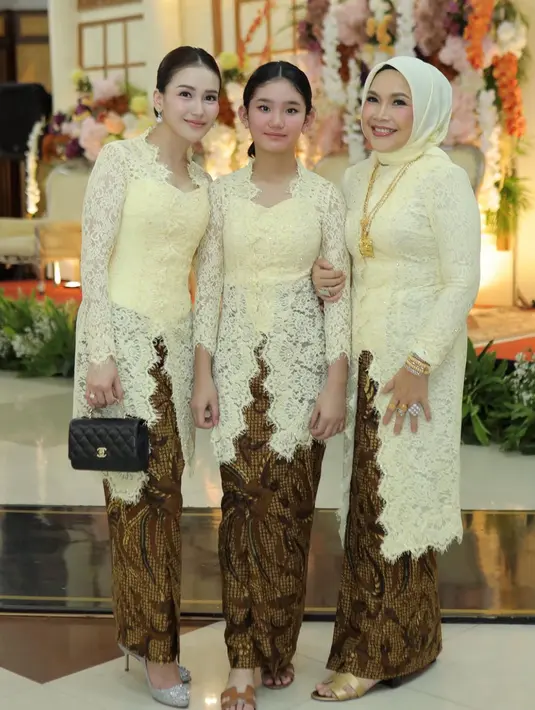 Kebaya tersebut serasi dengan putrinya, Bilqis dan ibundanya. Sama-sama berwarna butter yellow begitu pun motif batiknya. [@ayutingting92]