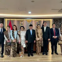 Otto Hasibuan tampil gagah dalam pelantikannya, ditemani keluarga besar (Instagram/@nataliahasibuan)