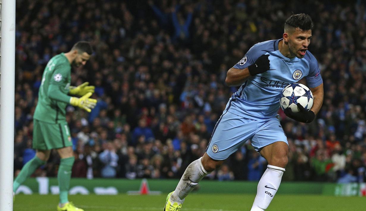 Penyerang Manchester City, Sergio Aguero  mengemas dua gol saat timnya menang 5-3 atas AS Monaco pada babak 16 besar leg pertama Liga Champions di Etihad Stadium, Manchester, (21/2/2017).  (AP/Dave Thompson)