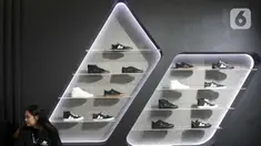 Pengunjung mengamati produk sepatu saat gelaran Jakarta Sneaker Day di Jakarta Convention Center (JCC), Senayan, Jakarta, Jumat (14/2/2025). (Liputan6.com/Herman Zakharia)