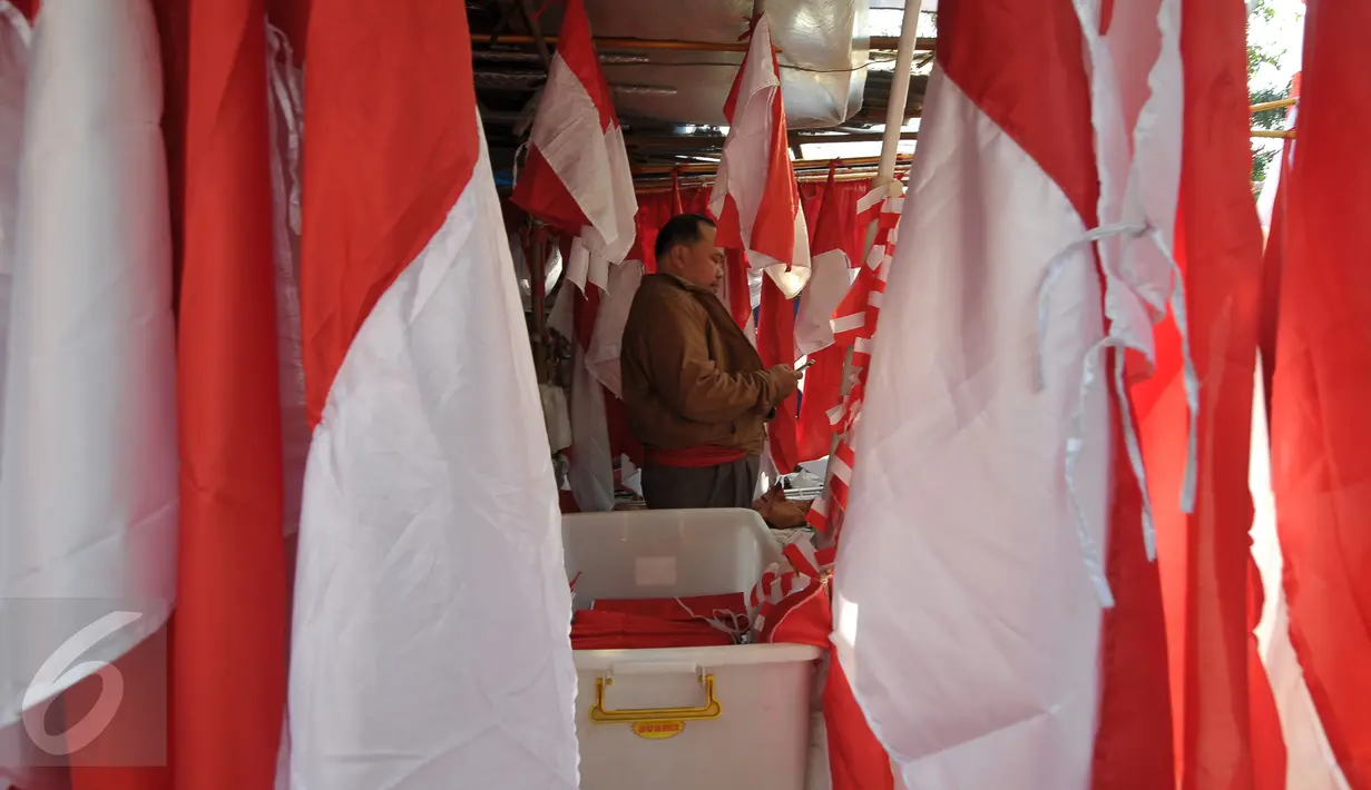 Seorang warga saat akan membeli bendera Merah Putih dan pernak-pernik perayaan 17 Agustus di kawasan Pasar Minggu, Jakarta, Selasa (4/8/2015). Menjelang Hari Kemerdekan RI, sejumlah pedagang bendera musiman mulai berdatangan. (Liputan6.com/Yoppy Renato)