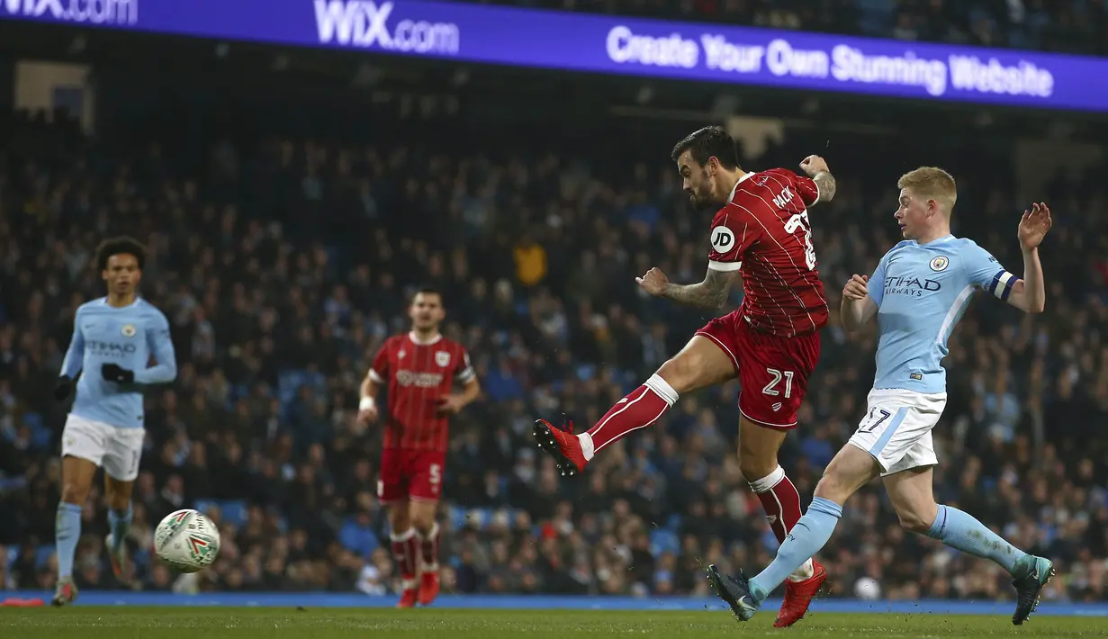 Gelandang Bristol City, Marlon Pack, melepaskan tendangan ke gawang Manchester City pada leg pertama semifinal Piala Liga Inggris di Stadion Etihad, Selasa (9/1/2018). Manchester City menang 2-1 atas Bristol City. (AP/Dave Thompson)