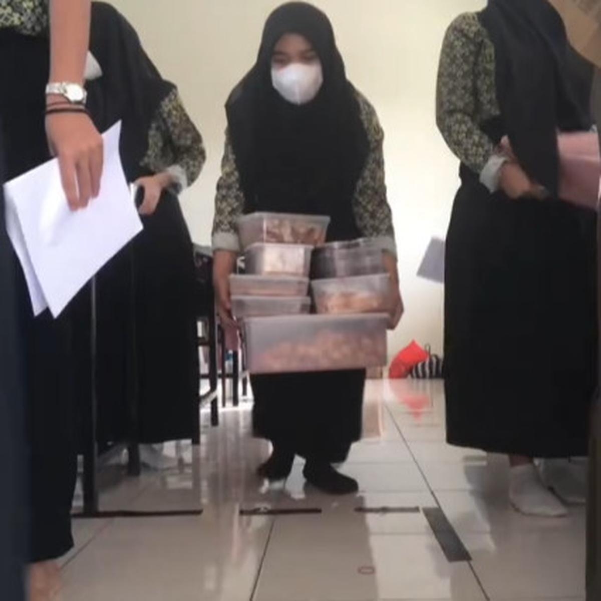 Momen Para Siswa yang Bantu Temannya yang Jualan di Sekolah, Aksinya Banjir Pujian Warganet