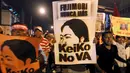 Ribuan warga Peru membawa poster bergambar calon presiden baru peru Fujimori saat berunjuk rasa di Kota Lima (5/4). Keiko Fujimori adalah putri mantan presiden Peru era 1990-an yang saat ini mendekam dalam penjara. (REUTERS/Guadalupe Pardo)