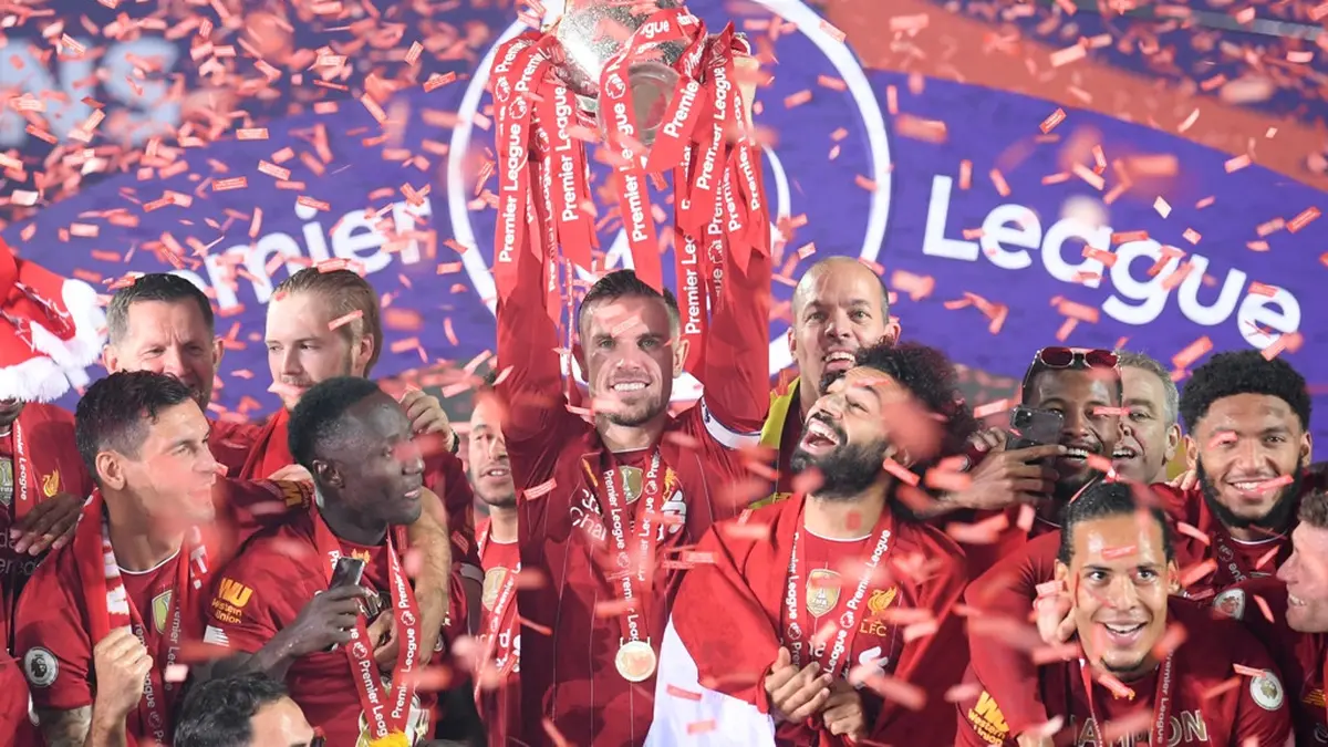 Angkat Trofi Juara Premier League, Liverpool Akhiri Penantian Panjang -  Inggris Bola.com