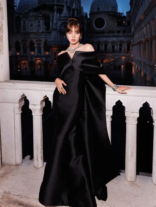 Terakhir dan merupakan penampilan terbaik Lisa BLACKPINK adalah ketika ia menghadiri acara peluncuran koleksi perhiasan terbaru BVLGARI di Venesia. Penampilannya terinspirasi dari Old Hollywood, Lisa memilih gaun satin off-the-shoulder berwarna hitam rancangan Antonio Riva Milano. [Foto: Instagram/lalalalisa_m]