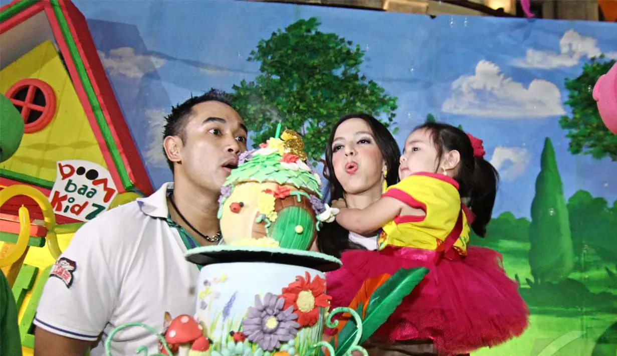  Saat merayakan ulang tahun sang buah hati, Nia Ramadhani dan Ardie Bakrie sepakat untuk menggelar pesta sederhana di Kidzania, Pacific Place, Jakarta Pusat, Kamis (5/6/2014) (Liputan6.com/Faizal Fanani).