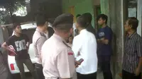 Polisi menggerebek salah satu rumah di kawasan Samoja, Batununggal, Kota Bandung, Jawa Barat, karena penghuninya diduga menganut aliran sesat. (Liputan6.com/Okan Firdaus)