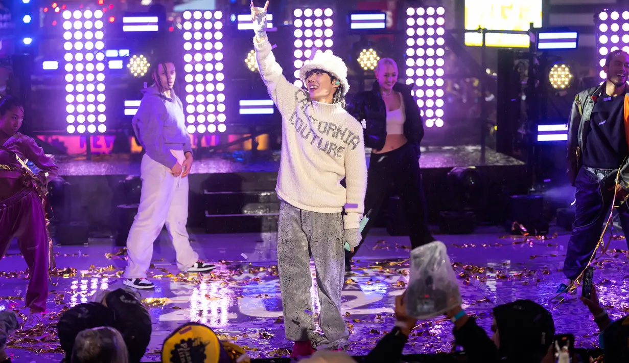 J-Hope (Jung Ho-seok) tampil untuk perayaan Malam Tahun Baru di Times Square, New York, Amerika Serikat, 31 Desember 2022. Membawakan hits solonya, Equal Sign dan Chicken Noodle Soup di tengah udara dingin New York, J-Hope tampil dengan sangat enerjik menghibur para penggemarnya. (Photo by Ben Hider/Invision/AP)