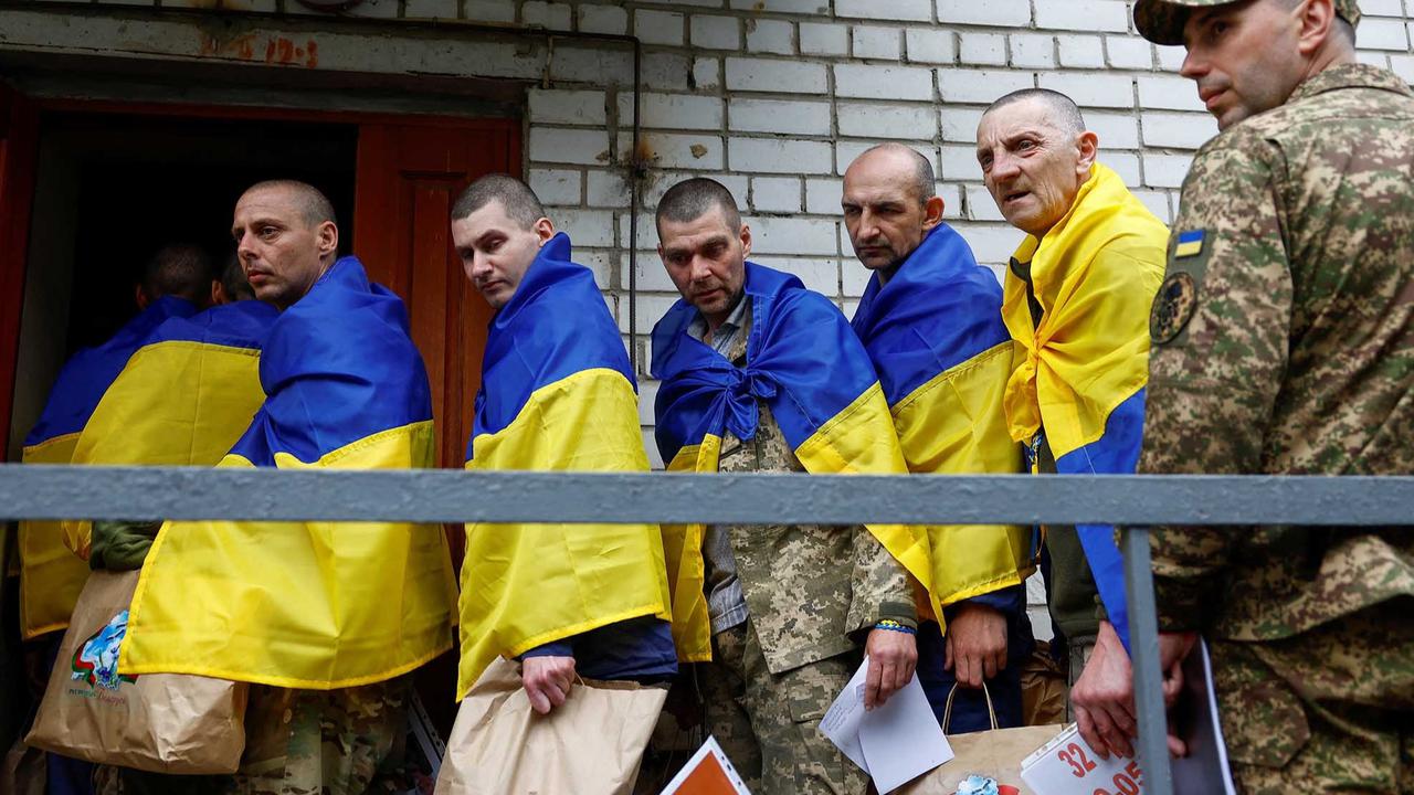FOTO : Momen Tentara Ukraina kembali ke Negaranya Usai Pertukaran Tawanan Perang