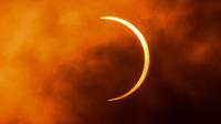 Bulan bergerak di depan Matahari saat berlangsungnya gerhana matahari cincin (Annular Solar Eclipse) yang terlihat dari langit New Delhi, india, Minggu (21/6/2020). Sebagian penduduk Bumi bisa menyaksikan fenomena langka, Gerhana Matahari Cincin. (Jewel Samad / AFP)