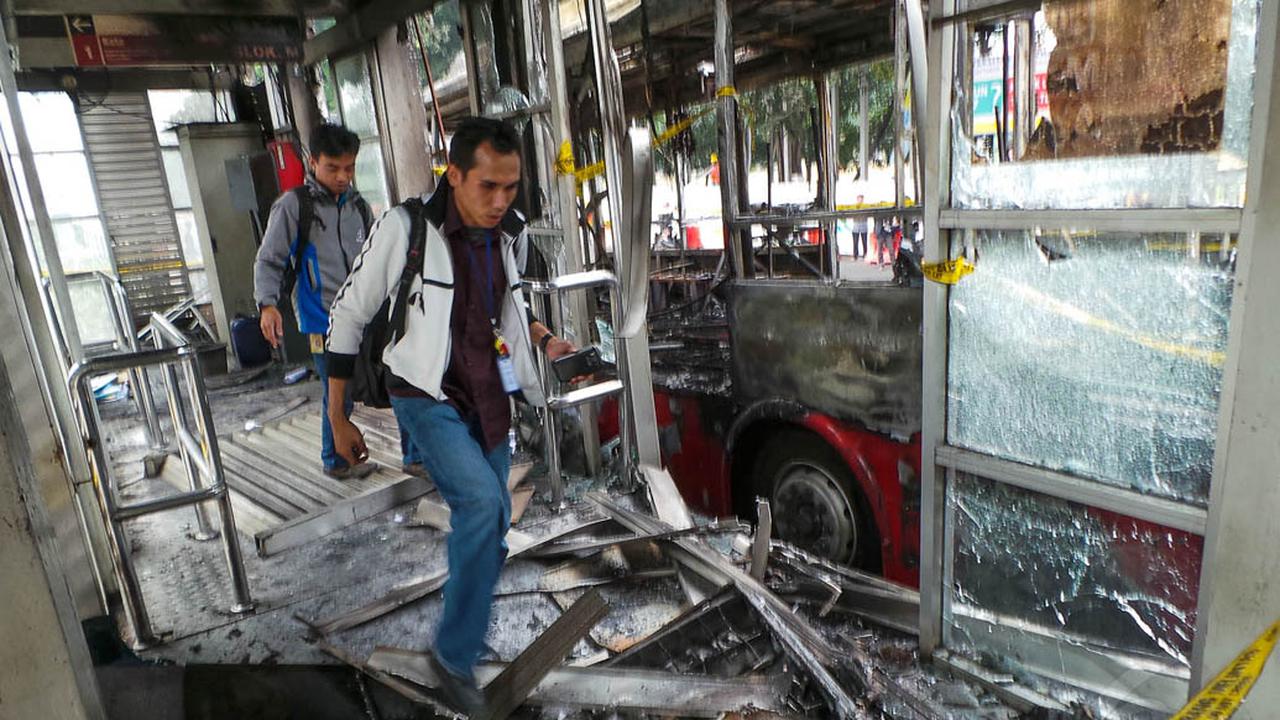 Bus Terbakar, Halte pun Ikut Gosong
