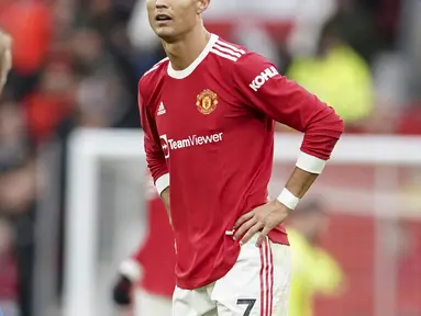 Manchester United harus puas meraih hasil imbang 1-1 saat menjamu Everton dalam laga pekan ke-7 Liga Inggris 2021/2022, Sabtu (2/10/2021). Cristiano Ronaldo, penentu kemenangan saat mengalahkan Villarreal di Liga Champions baru dimasukkan Solskjaer pada babak kedua. (AP/Dave Thompson)