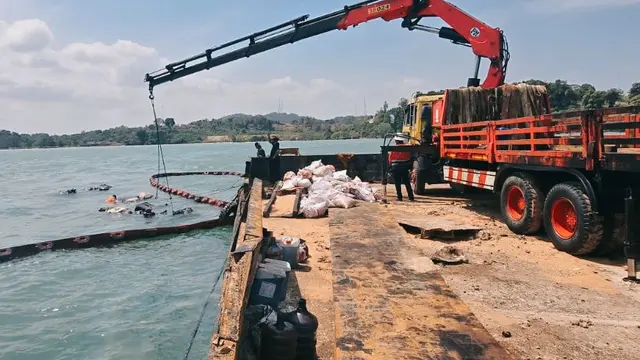 PT Pertamina Port & Logistics (PPL) mengerahkan layanan marine pollution response dan port emergency support untuk menangani insiden kandasnya Kapal LCT Mutiara Garlib Samudera di perairan Pulau Dongas. (Dok Pertamina)