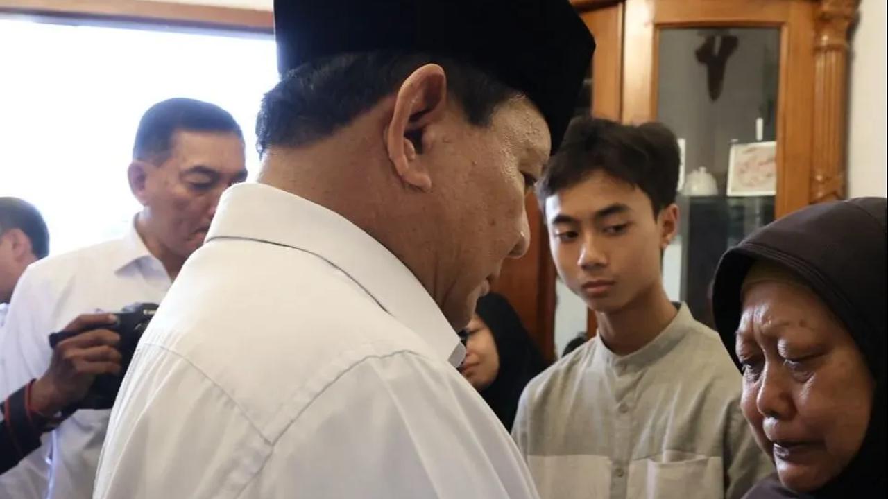 VIDEO: Prabowo Peluk & Cium Anak Korban Super Tucano AU Jatuh, Diangkat Jadi Anak Asuh