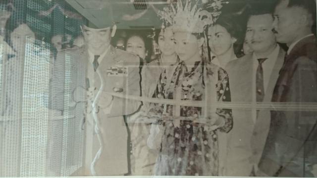 Menyusuri Sisi Lain Hotel Indonesia Bersama Lady in Red