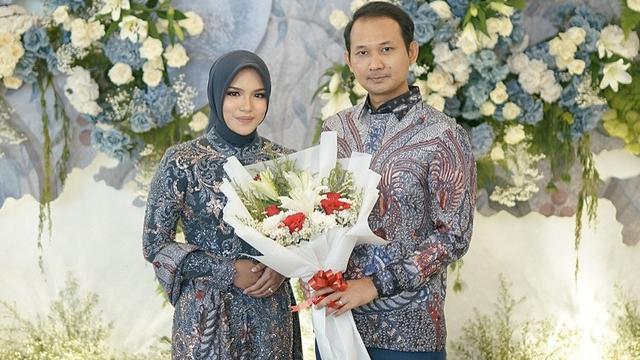 6 Gaya Calon Mantu Mahfud MD Zahwa Nadhira Kenakan Kebaya Biru saat Lamaran