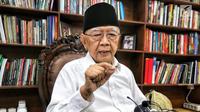 Salahuddin Wahid atau Gus Sholah memberi keterangan pers ketika tim Jelajah Kebangsaan berkunjung ke Pesantren Tebuireng dan ziarah makam Gus Dur di Jombang, Jawa Timur, Rabu (20/2). (Liputan6.com/Johan Tallo)