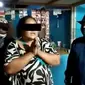 Saat dikonfirmasi soal video viral tersebut, Dede, sang pemilik warung membantah kabar tersebut. Dirinya mengatakan, semua video yang beredar di Facebook itu tidak benar. (Ayobandung/ Ist)