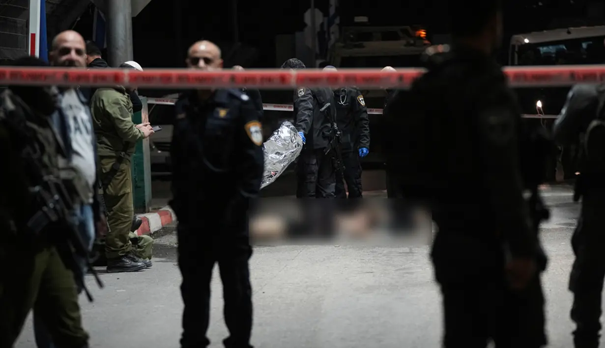 Menurut reporter Times of Israel yang menyaksikan serangan tersebut, penyerang keluar dari mobil dan menyerang petugas yang menjaga pos pemeriksaan, sebelum ditembak oleh orang-orang yang ditusuknya. (AP Photo/Mahmoud Illean)