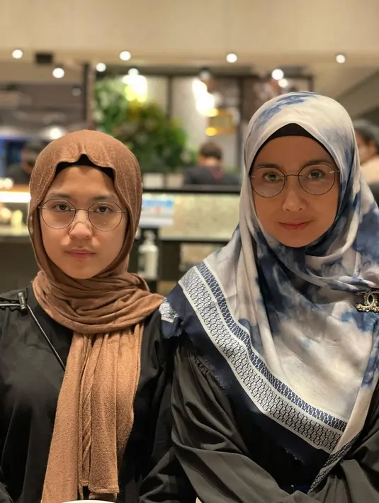 <p>Perempuan kelahiran Sukabumi, Jawa Barat ini memiliki satu putri dari pernikahan keduanya dengan Sammy Hamzah. Putri keduanya ini diberi nama Nasywa Nathania Hamzah. (FOTO: instagram.com/desyratnasariterdepan/)</p>