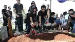 Musisi Indra Lesmana bersama Mira Lesmana menaburkan bunga di pemakamanya ibunya, Nien Lesmana di TPU Tanah Kusir, Jakarta, Rabu (28/6). (Liputan6.com/Herman Zakharia)