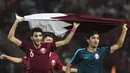 Para pemain Qatar mengibarkan bendera usai mengalahkan Thailand pada laga Piala AFC U-19 di SUGBK, Jakarta, Minggu (28/10). Qatar menang 7-3 atas Thailand. (Bola.com/Vitalis Yogi Trisna)