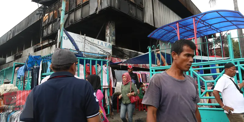 20170208-Pedagang Korban Kebakaran Pasar Senen Dirikan Tenda-Jakarta