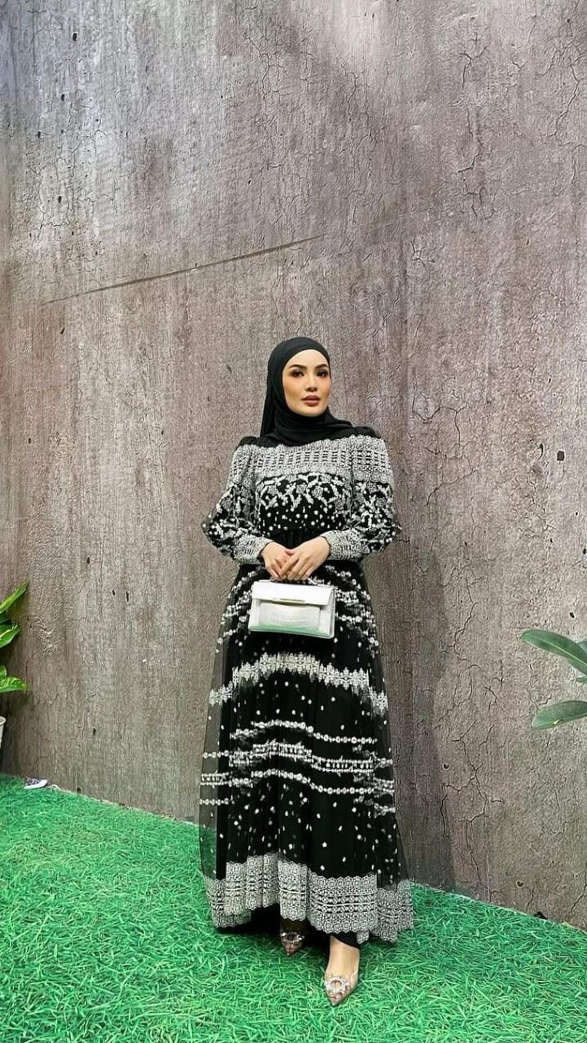 <b>Dress Hitam Motif Putih, membuat Penampilan makin Elegan</b><br>