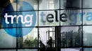 Kerusakan pintu masuk depan gedung tempat surat kabar ternama Belanda, De Telegraaf setelah ditabrak sebuah mobil van di Amsterdam, Selasa (26/6). Jajaran manajemen De Telegraaf juga meyakini insiden tersebut sudah direncanakan. (KOEN VAN WEEL/ANP/AFP)
