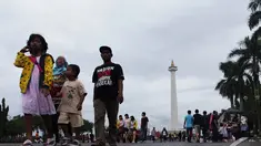 Objek wisata Monumen Nasional (Monas) ramai dikunjungi saat libur tahun baru, Jakarta, Kamis (1/1/2015). (Liputan6.com/Faizal Fanani)